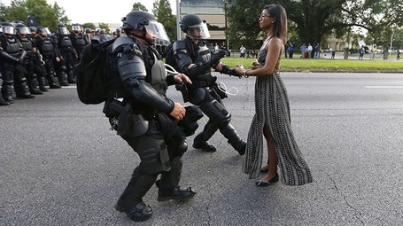 woman faces pollice